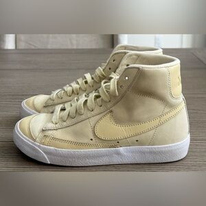 Nike Women’s Pale Yellow Blazer Mid 77 Premium MF Sneakers - Size 6